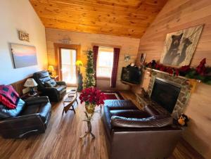 a living room with leather furniture and a fireplace at Perfectlocation,PerfectviewsforTwo,Indoor Jacuzzi,hottub,FreeticketstoDollywood,Anakeesta,&More in Gatlinburg