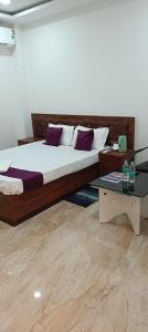 Postel nebo postele na pokoji v ubytování Hotel DN Tower, Near By SKMCH Hospital, Muzaffarpur