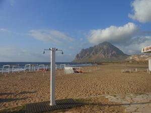 Een strand bij of vlak bij de villa