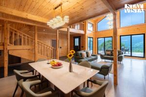 ロナバラにあるStayVista at Apukaa Hills with Karaoke, Poolのテーブルと椅子のあるダイニングルームとリビングルーム