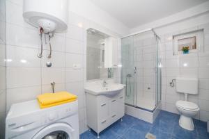 Koupelna v ubytování JURIĆ Apartments-Rab