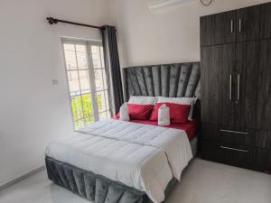 Katil atau katil-katil dalam bilik di Santorini House 12A- Tranquil Negombo Escape Your Perfect Coastal Getaway! +21 gambar