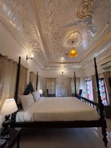 a bedroom with a large bed with a coffered ceiling at Hotel Mandawa Vilas in Mandāwa