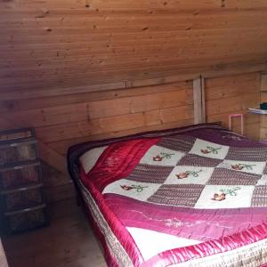 a bedroom with a bed in a log cabin at Gomismta Panorama in Gomi