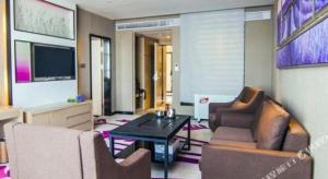 un salon avec un canapé et une table dans l'établissement Lavande Hotel Jinzhou Gong'an RT-Mart Chinese Medicine Hospital, à Gong'an