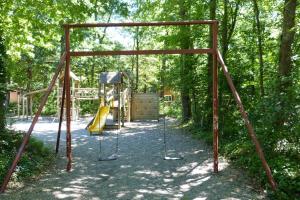 Children's play area sa Chateau-camping la Grange Fort, 63500 Les Pradeaux