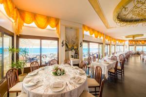 Un restaurante o sitio para comer en Hotel Ristorante Maga Circe