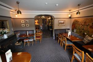 um restaurante com mesas e cadeiras num quarto em The Coledale Inn em Keswick