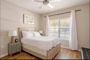 Katil atau katil-katil dalam bilik di Modern Apt in Bricktown Downtown