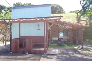 a small shed with a table in the yard at 日向サーフキャンプ107 in Hyuga