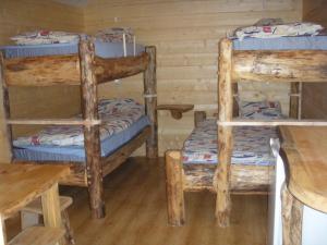 pokój z dwoma łóżkami piętrowymi i stołem w obiekcie Kalana Holiday Resort w mieście Kalana