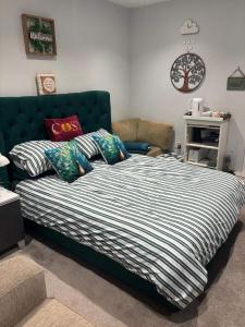 a bed in a living room with a green couch at Studio Near Beach Garden Parking PetsOK in Sunderland