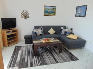 - un salon avec un canapé et une table basse dans l'établissement Apartement Marija, à Novi Vinodolski