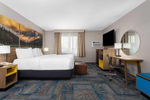 Ένα ή περισσότερα κρεβάτια σε δωμάτιο στο Days Inn and Suites by Wyndham Downtown Missoula-University