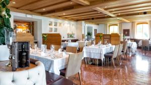 مطعم أو مكان آخر لتناول الطعام في Hotel Post - OlangCard included