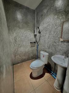 un bagno con un water e un lavandino di Colibri Beach Resort a Ban Chalok Lam Altre 44 foto