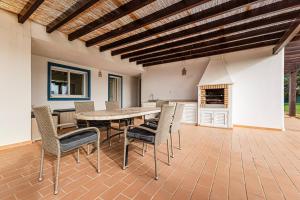 Un comedor con mesa y sillas en Quinta dos Figos - Jacuzzi Perto da Praia, en Guia