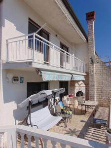 d'une terrasse avec un balcon, une table et des chaises. dans l'établissement Apartement Marija, à Novi Vinodolski