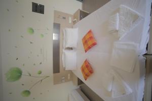 パラリア・カテリニスにあるEco Paraliaの白い枕が壁に付いた部屋
