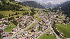 een luchtzicht op een dorp in de bergen bij Hotel Garni Ruscel in Santa Cristina in Val Gardena