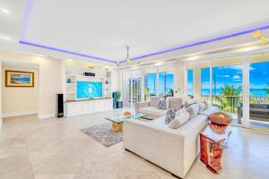 Μια τηλεόραση ή/και κέντρο ψυχαγωγίας στο Ocean View Two Duplex Penthouses Retreat amenities: tennis court heated Pool Vista Key