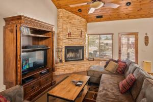 Μια τηλεόραση ή/και κέντρο ψυχαγωγίας στο Splendid 3BR Cottage Sleeps 10 Ideal Location for Key Attractions Great Value Lots of Amenities