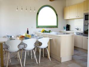 Kuchyň nebo kuchyňský kout v ubytování Rustic Charm, Modern Comfort + 32 fotografií