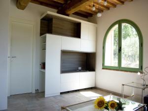 Kuchyň nebo kuchyňský kout v ubytování Rustic Charm, Modern Comfort