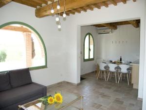 Posezení v ubytování Rustic Charm, Modern Comfort