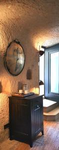 een keuken met een tafel en een spiegel aan de muur bij SOTA Cappadocia in Urgup