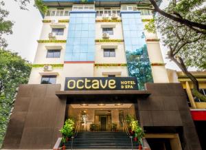 eine Außenansicht des Oktavhotels in der Unterkunft Octave Hotel and Spa - JP Nagar in Bangalore