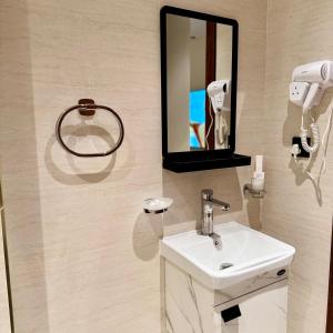 une salle de bain avec un lavabo et un miroir dans l'établissement استوديو راق في قلب العليا, à Riyad