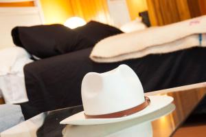 um chapéu branco de cowboy sentado em cima de uma mesa em Apartamentos de la Parte Antigua de Cáceres em Cáceres