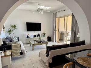 Μια τηλεόραση ή/και κέντρο ψυχαγωγίας στο Olive Apartment