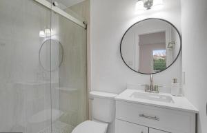 Fotografie z fotogalerie ubytování Large Luxury House with Rooftop deck--only 5 min walk to Metro v destinaci Falls Church + 43 fotografií