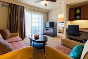 卡爾斯巴德的住宿－Marbrisa Carlsbad Resort，一间客厅,客厅配有沙发和一张桌子,位于酒店的房间