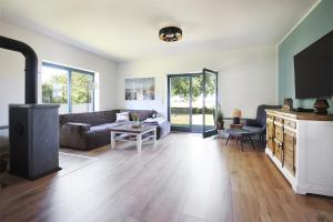 ein Wohnzimmer mit Sofa und Tisch in der Unterkunft Hus Föfftein in Hellschen-Heringsand-Unterschaar