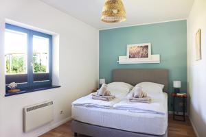 ein Schlafzimmer mit einem Bett mit Handtüchern darauf in der Unterkunft Hus Föfftein in Hellschen-Heringsand-Unterschaar