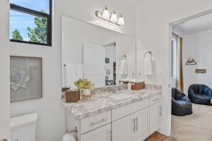 Φωτογραφία από το άλμπουμ του Newly Built Exquisite Luxury Home Perfect Location Central AC Fire-Pit and so much more στο Φλάγκσταφ +43 φωτογραφίες