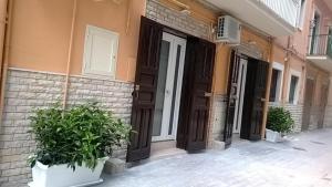 grupa drzwi na budynku z doniczkami w obiekcie Gazebo Rooms w mieście Margherita di Savoia