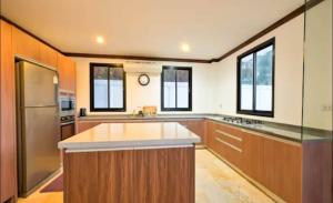 O bucătărie sau chicinetă la Luxury 4 bedroom 4 bathroom sea view bathtub pool villa in Bangpor Beach, Koh Samui, Thailand