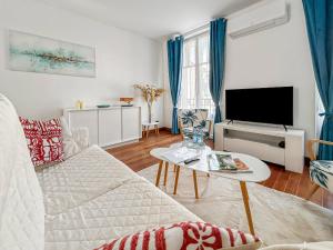 TV/trung tâm giải trí tại Vichy Élégant F2 dans le Triangle d'Or