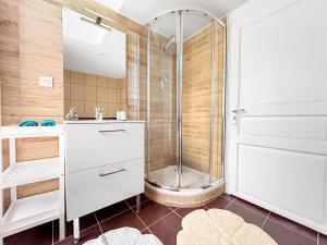 Phòng tắm tại Vichy Élégant F2 dans le Triangle d'Or +37 ảnh