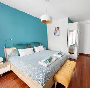 Giường trong phòng chung tại Vichy Élégant F2 dans le Triangle d'Or