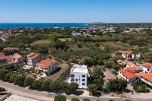 eine Luftaufnahme einer Stadt mit einem weißen Haus in der Unterkunft Luxury Suites Zaton by Belmont Realty in Zaton