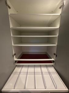 Un refrigerador vacío con la puerta abierta en una habitación. en New, modern and bright studio, en Neuilly-sur-Seine 19 fotos más
