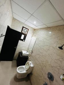 un baño con inodoro y lavabo en HL Residency Near Expo Mart Centre, en Greater Noida