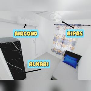 TuaranにあるShah Homestay Tuaranのargosとawacsという言葉が書かれた壁のある部屋