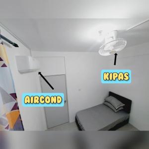 TuaranにあるShah Homestay Tuaranのベッドと「アルゴス」と書かれた看板のある寝室 +2枚の写真