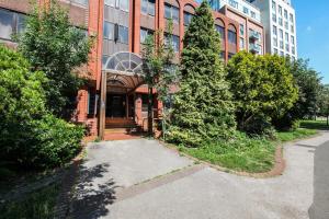 a building with a walkway in front of it at Lovely Private Large Studio with Parking in Borehamwood